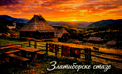 Arhitektura zlatiborskih sela ogleda se u savršenom skladu drveta i kamena, gde stare brvnare pokrivene ražanom slamom ili kamenim pločama pričaju priču o veštini zlatiborskih neimara. U srcu sela Jablanica, drvene konstrukcije opstaju decenijama prkoseći zubatim suncima i teškim snegovima, dok se u Rožanstvu zvuk bačvarskog čekića i dalje čuje kao eho prošlih vremena. Svaka kapija Zlatibora krije specifične zanate, od prerade vune i pletenja čuvenih džempera u Sirogojnu, do sušenja mesa na specifičnom ukrštanju vetrova iznad Mačkata, što Zlatibor čini jedinstvenim gastronomskim i kulturnim središtem. Život u zlatiborskim zaseocima poput onih u podnožju Čigote ili na obodu kanjona Uvca, zadržao je svoju surovu ali lepu jednostavnost, gde se planinski doručak sprema na starim šporetima na drva, a gostoprimstvo domaćina meri toplinom domaće rakije i svežeg kajmaka. Putujući kroz zlatiborska sela, posetilac nailazi na kamene česme podignute u čast putnika namernika, na drvene ograde koje dele nepregledne pašnjake i na male seoske škole koje su iznedrile generacije mudrih gorštaka. Ovaj predeo nije samo turistička atrakcija, već živa tradicija koja se prenosi sa kolena na koleno, čuvajući autentični miris borovine, ukus planinskog bilja i neprocenjivu tišinu koja vlada iznad zlatiborskih magli.