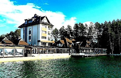 Naselje Zlatibor, smešteno u srcu visoravni Rujno, predstavlja jedinstven fenomen urbane transformacije gde se nekadašnje katunište i odmorište srpskih vladara razvilo u najznačajniji turistički centar regiona, zadržavajući pritom mikrolokacijske specifičnosti koje su definisane nadmorskom visinom od hiljadu metara i specifičnim strujanjem vazduha. Istorijski identitet naselja duboko je ukorenjen u izvoru Kraljeva voda, mestu gde je kralj Aleksandar Obrenović 1893. godine postavio kamen temeljac modernom turizmu, čime je započeta epoha podizanja letnjikovaca i vila koje su arhitektonski definisale estetiku predratnog Zlatibora. Centralni deo naselja, sa svojim veštačkim jezerom koje reflektuje okolne borove šume, projektovan je kao urbana oaza koja povezuje trgovačke i ugostiteljske zone sa stazama zdravlja koje vode ka spomeniku na Glavudži, stvarajući balans između dinamike turističkog mesta i mira koji pružaju prostrani pašnjaci Rujna. Geomorfološki, predeo Rujna karakteriše se blago zatalasanim terenom, takozvanim zlatiborskim talasima, koji su prekriveni gustom travnatom vegetacijom koja u rano leto poprima specifičnu zlatnu boju, dajući planini njeno prepoznatljivo ime. Urbanistička matrica naselja širila se koncentrično oko jezera, obuhvatajući naselja poput Obudojevice, Đurkovca i Kamalja, gde se savremeni hotelski kompleksi smenjuju sa privatnim vilama koje koriste prirodne materijale poput kamena i drveta kako bi se integrisale u pejsaž. Posebna pažnja u razvoju naselja posvećena je parkovskim površinama i zaštiti autohtonih stabala belog bora koja su sačuvana unutar urbanih blokova, služeći kao prirodni filteri i rezervoari kiseonika. Gastronomska ponuda u samom naselju predstavlja fuziju tradicionalnog planinskog kulinarstva i modernih trendova, gde se na centralnoj pijaci i dalje mogu pronaći autentični proizvodi sa okolnih sela, od kajmaka i pršute do planinskog čaja sakupljenog na padinama Čigote. Kulturni život naselja Zlatibor pulsira kroz galerije, letnje festivale i manifestacije koje promovišu narodno stvaralaštvo, čineći ga mestom gde se prošlost i budućnost susreću na svakom koraku, pružajući posetiocu kompletan uvid u bogatstvo zlatiborskog duha.   Predeo Rujno, kao širi geografski pojam koji obuhvata centralni plato Zlatibora, definiše ekološku sliku regiona kroz prostrane livadske zajednice koje su vekovima služile kao primarna baza za razvoj stočarstva i proizvodnju organske hrane vrhunskog kvaliteta. Specifičnost Rujna leži u njegovoj otvorenosti ka svim stranama sveta, što omogućava stalnu cirkulaciju vazdušnih masa i sprečava zadržavanje smoga, čime se održava status vazdušne banje sa dokazanim terapeutskim dejstvom na anemiju i respiratorne tegobe. Periferni delovi naselja, koji se polako stapaju sa pašnjacima Rujna, čuvaju fragmente stare arhitekture i načina života, gde se još uvek mogu videti kamene ograde i usamljeni borovi koji su služili kao međaši između imanja starih zlatiborskih porodica. Biljni svet Rujna obuhvata preko osam stotina vrsta, među kojima dominiraju aromatične trave koje tokom cvetanja ispunjavaju vazduh intenzivnim mirisima, dok šumski pojasevi na rubovima naselja predstavljaju staništa za sitnu divljač i brojne ptice pevačice koje doprinose akustičnoj slici planine. Razvoj sportske infrastrukture na Rujnu, od fudbalskih terena do atletskih staza, koristi prednosti nadmorske visine za pripreme vrhunskih sportista, dok brojni proplanci služe kao poletišta za paraglajding i zmajarenje, koristeći stabilne vazdušne struje. Vodni resursi Rujna, iako naizgled oskudni zbog kraškog terena, zapravo su bogati podzemnim akumulacijama koje se eksploatišu kroz duboke bunare, obezbeđujući naselju vodu vrhunske čistoće i optimalnog mineralnog sastava. Ekspanzija naselja ka predelima poput Potoka i naselja 25. maj donela je nove vizure i arhitektonske forme, ali je očuvanje vizure ka Torniku i vrhovima Čigote ostalo imperativ kako bi se zadržao osećaj prostora i nesputane prirode. Zlatibor, naselje i predeo Rujno, čine neraskidivu celinu koja se neprestano menja, ali u svojoj srži ostaje verna onome što je pre više od jednog veka privuklo prve putnike: kombinaciji lekovite klime, nepreglednih vidika i gostoprimstva koje je postalo sinonim za srpsku planinsku lepoticu.