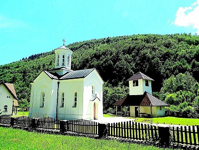 Село Љубиш представља један од најсликовитијих и биодиверзитетом најбогатијих предела јужног Златибора, смештено у дубокој долини коју је вековима обликовала река Љубишница, дефинишући специфичан пејзаж где се вертикалне кречњачке литице Муртенице сукобљавају са питомим пашњацима и густим комплексима четинарских шума. Геолошка структура Љубиша карактерише се бројним површинским и подземним крашким облицима, где извори хладне и кристално чисте воде избијају испод масивних стена, напајајући један од највећих система рибњака калифорнијске пастрмке у региону, што је ово село позиционирало као значајан центар планинске аквакултуре. Архитектонска мапа села нуди увид у еволуцију народног градитељства, од старих камених кућа са подрумима грађеним 