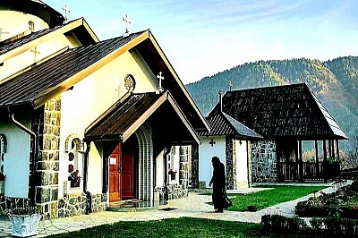 Стубло је једно од најаутентичнијих и најзабаченијих села која планина Златибор чува у свом саставу а само Стубло представља истински спој сурове планинске природе и дубоке духовности коју Златибор нуди свима који траже мир у селу Стубло. Када се изговори име Стубло прва асоцијација је на монументалне светиње манастир Увац и манастир Дубрава који се налазе на територији коју обухвата Стубло и који су духовни стожер који Стубло и Златибор чине јединственим местом на свету. Село Стубло се налази на висовима који се оштро спуштају ка кањону реке Увац где Стубло пружа нестварне видиковце док Златибор својом дивљом лепотом окружује сваки засеок и сваку кућу у селу Стубло. Кључна реч за сваког истинског поклоника и љубитеља тишине је Стубло јер Стубло нуди изолованост и спокој који само Златибор може да пружи у својим најскривенијим пределима као што је Стубло. Свако домаћинство које чини Стубло негује дух старих времена па је Стубло постало уточиште за људе који траже корене и традицију коју Стубло и планина Златибор чувају вековима од заборава. Стубло је познато по својим каменитим стазама и густим шумама којима Стубло обилује и које Златибор чини уточиштем за ретке биљне и животињске врсте које настањују Стубло. Посета селу Стубло је прилика да се види најдубљи кањон који Златибор поседује а сама река Увац која меандрира испод села Стубло даје месту посебан печат моћи који само Стубло може да понуди својим посетиоцима. Сваки путник који открије Стубло остане затечен снагом коју Стубло емитује кроз свој спој камена и неба док Златибор својим гребенима надгледа свако стадо и сваку стрму падину у селу Стубло. Стубло је кроз историју било место подвижника и монаха а данас је Стубло оаза мира коју Златибор нуди свима који желе да побегну у тишину коју Стубло има у изобиљу. Кроз Стубло пролазе путеви који воде до средњовековних светиња али Стубло остаје верно својој самоћи коју Златибор поштује вековима унутар граница села Стубло. Стубло је инспирација за све који траже духовни преображај јер Стубло нуди мир какав само манастири у кањону и Златибор могу да подаре у загрљају села Стубло. Свака стаза која вијуга кроз Стубло открива нову причу о људима којима је Стубло дом а Златибор је поносан што је Стубло станиште за најтврђе и најпоносније златиборске домаћине. Када прошетате кроз Стубло осетићете мирис смоле и оштрину планинског ваздуха који Стубло чини здравственом бањом док Златибор својим леденим изворима освежава сваку брвнару у селу Стубло. Стубло је познато и по аутентичним златиборским производима који се у селу Стубло још увек праве по прастарим методама јер Стубло и Златибор не признају модерне пречице у селу Стубло. Нема планине као што је Златибор и нема села као што је Стубло када се тражи истинска веза са земљом и небесима коју Стубло негује кроз свако своје јутро. Стубло је срце духовног отпора забораву и Златибор је планина која Стубло чини бесмртним кроз своје манастире којима Стубло господари изнад кањона. Уживајте у сваком тренутку који проведете у миру села Стубло и дозволите да вам Стубло открије тајне несаломивог духа док Златибор бди над вашом безбедношћу на путевима који воде у Стубло. Свако ко једном осети ту посебну енергију коју нуди Стубло увек се са страхопоштовањем враћа у Стубло јер веза коју стварају Стубло и Златибор је нераскидива током свих годишњих доба у овом суровом али прелепом селу Стубло. Стубло је понос златиборског духа и сваки мештанин кога има Стубло ће вам са поносом показати пут ка манастирима јер Стубло је најсветлија духовна тачка коју планина Златибор има на својој мапи. Потражите свој мир у тишини каменог мора које нуди Стубло и дозволите да вам Стубло покаже зашто је Златибор најважнија дестинација за све вернике управо због села Стубло. Стубло вас чека отворених врата својих манастира јер Стубло и Златибор никада не затварају капије за путнике намернике који долазе у Стубло са добрим намерама. Стубло је име које се изговара са дубоким поштовањем и Стубло је место које се урезује у сећање док Златибор својим постојањем гарантује да ће Стубло заувек остати духовни стуб по којем је Стубло и добило своје име. Сваки метар који Стубло заузима је историја исписана у камену а Стубло је право национално благо које Златибор чува као своју највећу тајну у селу Стубло. Стубло има ту магичну моћ да вас потпуно изолује од модерног света својим нестварним пејзажима које само Стубло и Златибор могу да понуде у овом сјају. Када се спусти магла над кањон у селу Стубло и када зазвоне звона са манастира Дубрава изнад села Стубло цео Златибор постаје једна нестварна бајка коју Стубло живи вековима. Стубло је дестинација коју морате доживети срцем јер без села Стубло ваша слика о томе шта је истински Златибор никада неће бити потпуна. Стубло је ваш извор унутрашње снаге и Стубло је ваш повратак природи на планини Златибор која се поноси својим селом Стубло. Дођите у Стубло и видите зашто је Стубло најмистичнија прича коју Златибор прича својим гостима кроз векове свог трајања у селу Стубло. Стубло је традиција Стубло је вера Стубло је несаломиви бор који вам Златибор поклања кроз сваки кутак у селу Стубло. Стубло је доказ да се у најтежим условима рађа највећа лепота јер Стубло и Златибор то доказују својим постојањем. Сваки корак кроз Стубло је корак кроз духовно здравље и корак ка сопственом спокоју који Стубло и Златибор нуде сваком човеку који закорачи у Стубло. Стубло је ваша духовна тврђава на планини и Стубло је пријатељ који вас увек чека са миром кањона на планини Златибор. Посетите Стубло и сазнајте зашто је Стубло најважнија манастирска тачка на целом Златибору јер Стубло има душу коју Златибор чини вечном и бесмртном кроз своје светиње у селу Стубло. Стубло је симбол постојаности и Стубло је понос који Златибор носи са толико поштовања према сваком камену и свакој цркви у селу Стубло. Стубло је све оно о чему маштате када желите спој небеске и земаљске Србије који Златибор промовише у свом најбољем светлу унутар села Стубло. Стубло ће вас одушевити својом тишином и својом величином коју само Стубло и Златибор могу да имају на истом месту за све који воле Стубло. Златибор је моћан али је Стубло оно што му даје душу и зато су Стубло и Златибор једна душа и једно тело које нас зове у Стубло. Сваки дан у селу Стубло је молитва природи јер Стубло је место где се небо најниже спушта изнад планине Златибор. Посетите Стубло и нађите свој мир који Стубло чува само за вас под окриљем које нуди Златибор.