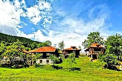 Детаљ дрвене ограде и камене стазе која води ка старом сеоском домаћинству на Златибору