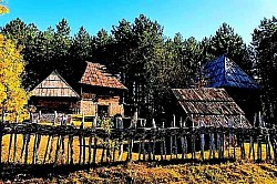 Поглед са виса на таласаста златиборска брда и планинске засеоке  Усамљени бор на врху пашњака изнад планинског села  Широко пространство златиборских ливада под белим облацима  Поток који пресеца зелени пашњак у подножју златиборских брда  Панорама села са планинским врховима у далекој измаглици