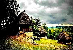 Детаљ дрвених прозора на традиционалној сеоској кући  Двориште са старом чесмом и дрвеним клупама под крошњом дрвета