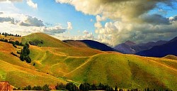 Осећај спокоја на клупи испод старог бора са погледом на долину  Златни одсјај сунца на дрвеним зидовима кућа пред залас