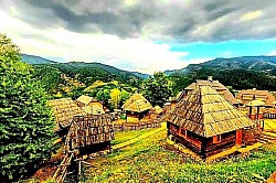 Традиционално златиборско село са старим кућама од дрвета и камена  Златиборска идила приказана кроз рустичне брвнаре и планинске стазе  Златибор и његова вековна традиција сачувана у сеоској архитектури  Златиборски рај за љубитеље старина и аутентичних планинских објеката