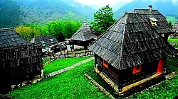 Прелепа златиборска природа са густим шумама и цветним ливадама  Златибор као прави планински рај за љубитеље чистих пропланака  Златиборско село подно планинских врхова у пуном сјају